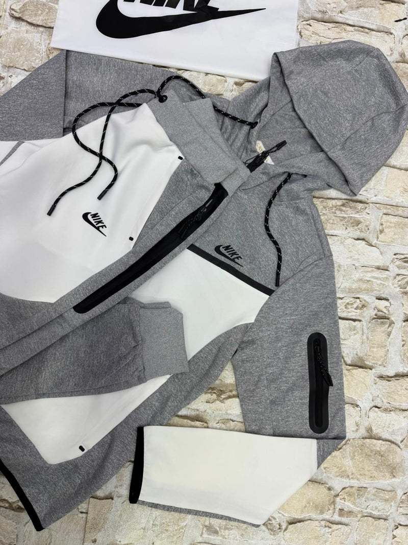 NIKE TECH FLEECE - CINZA/BRANCO